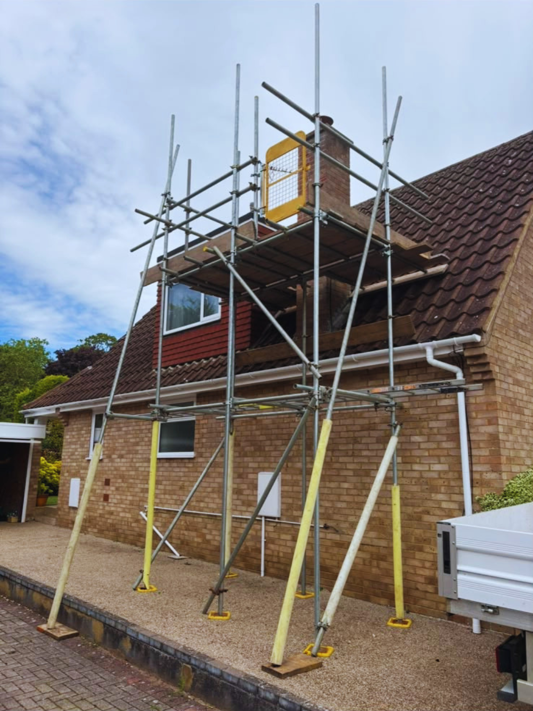 Chimney scaffolding to a bungalow chimney stack